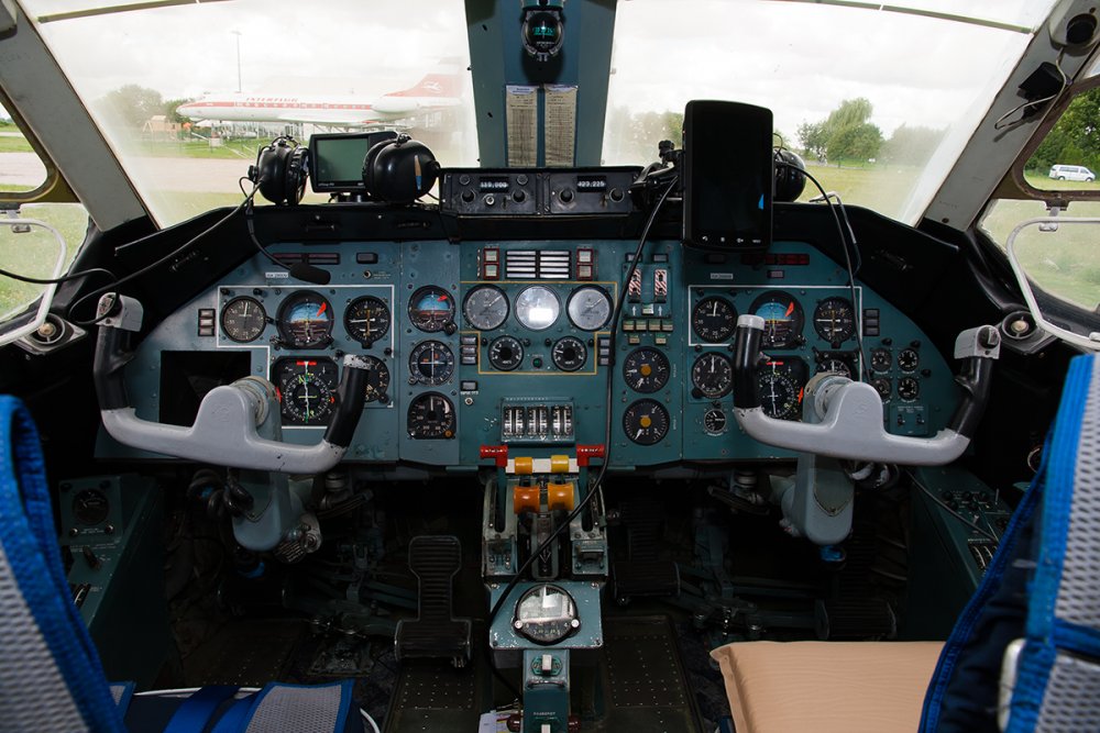RA-28809_cockpit